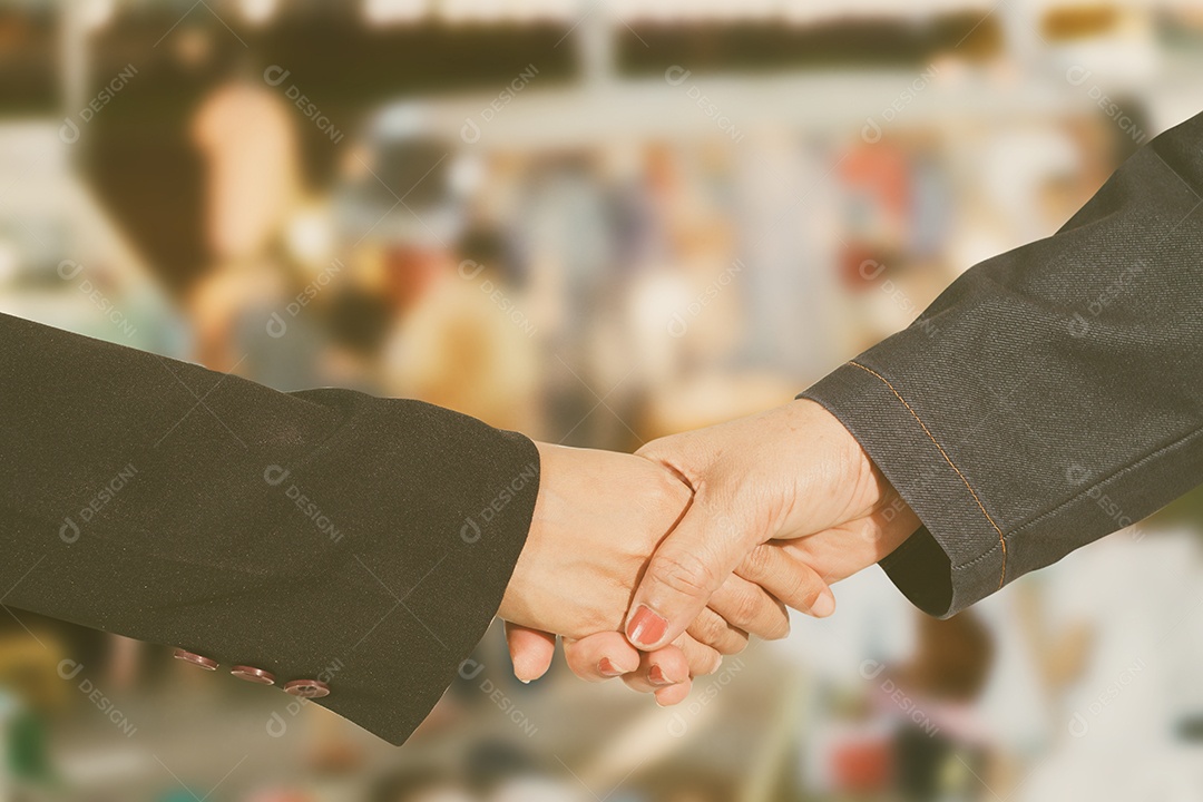 Aperto de mão da empresária em executivos no mercado local