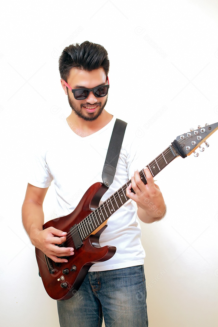 Jovens asiáticos bonitos tocando violão, seletivo na mão