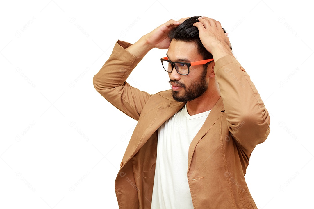 Homem bonito asiático Penteado e usando óculos escuros