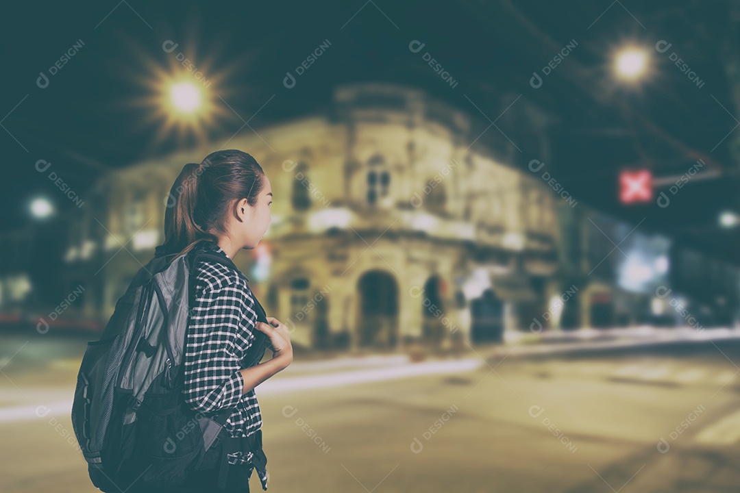 Viajando mulher asiática com mochila na noite escura, estilo vintage