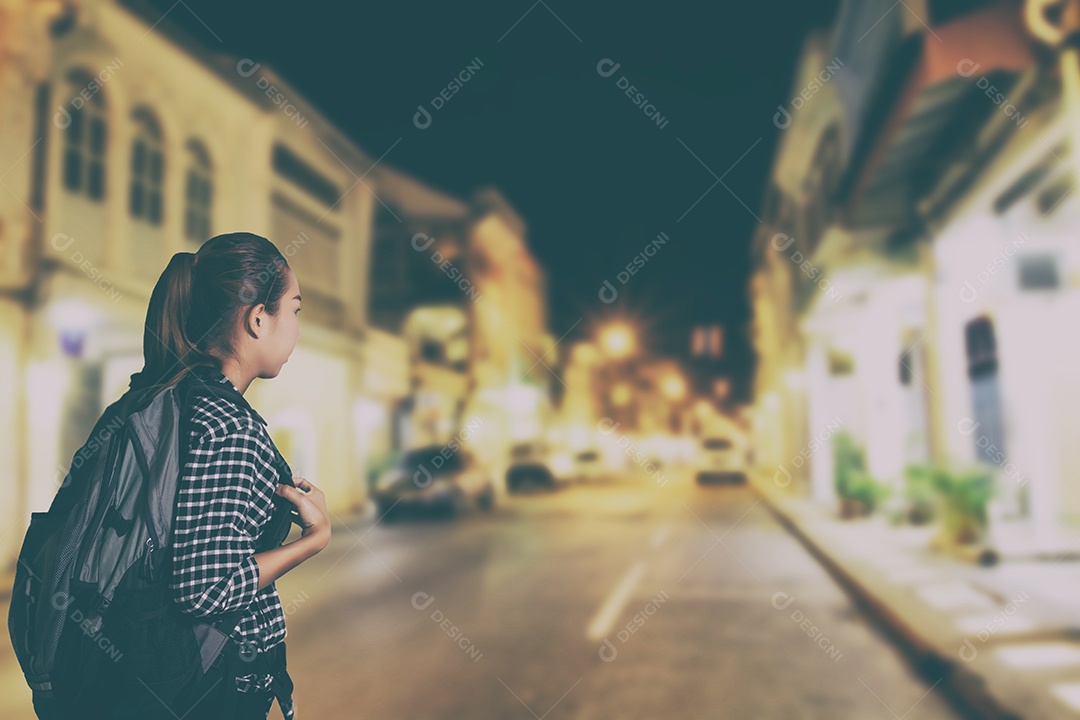 Viajando mulher asiática com mochila na noite escura, estilo vintage