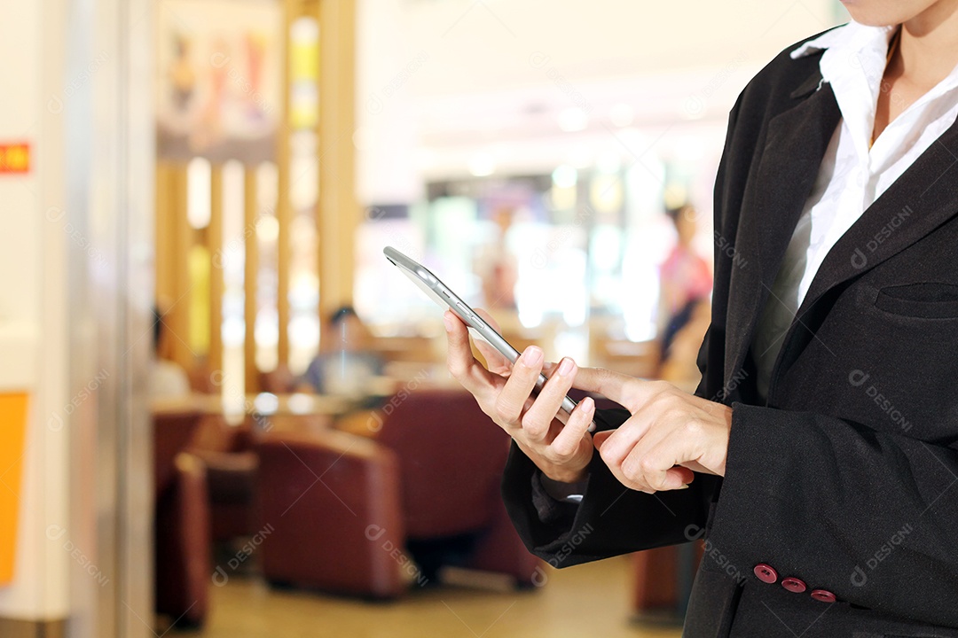 Empresários e mulheres estão usando celular e toque em smartphone