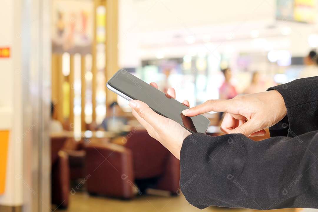 Empresários e mulheres estão usando celular e toque em smartphone