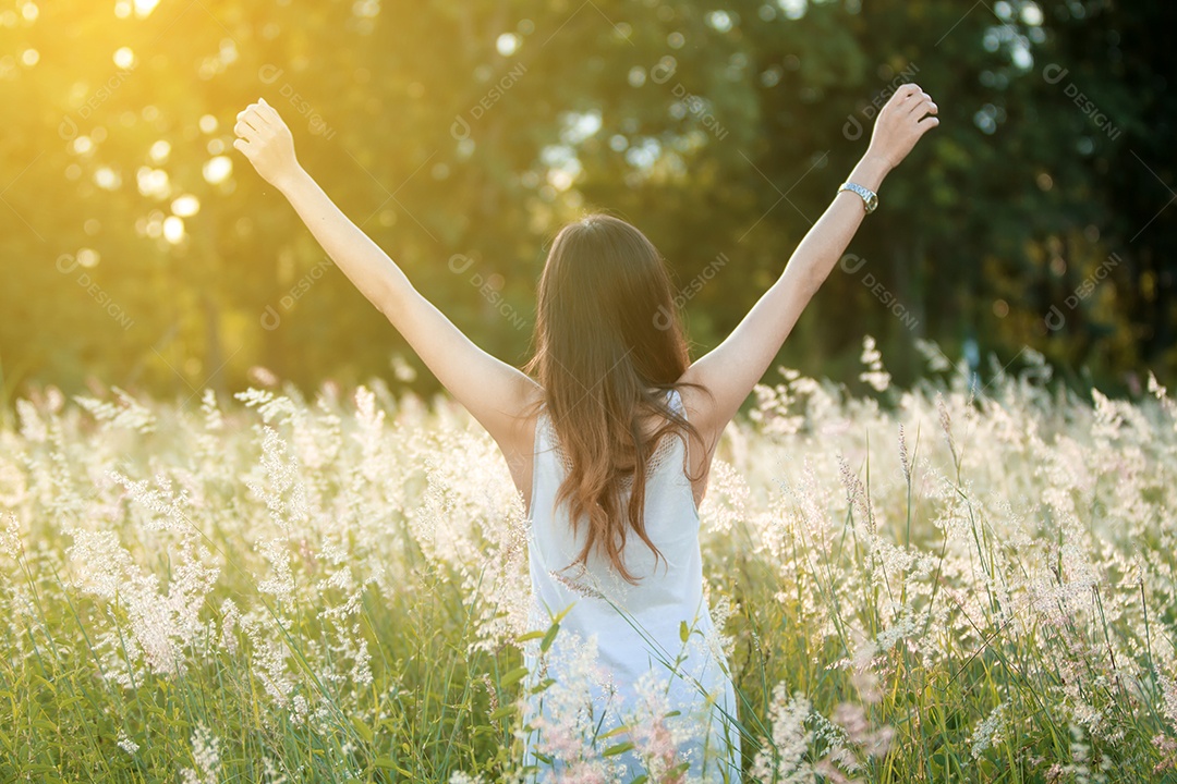 Mulher de sucesso com os braços para cima e feliz comemorando a vitória