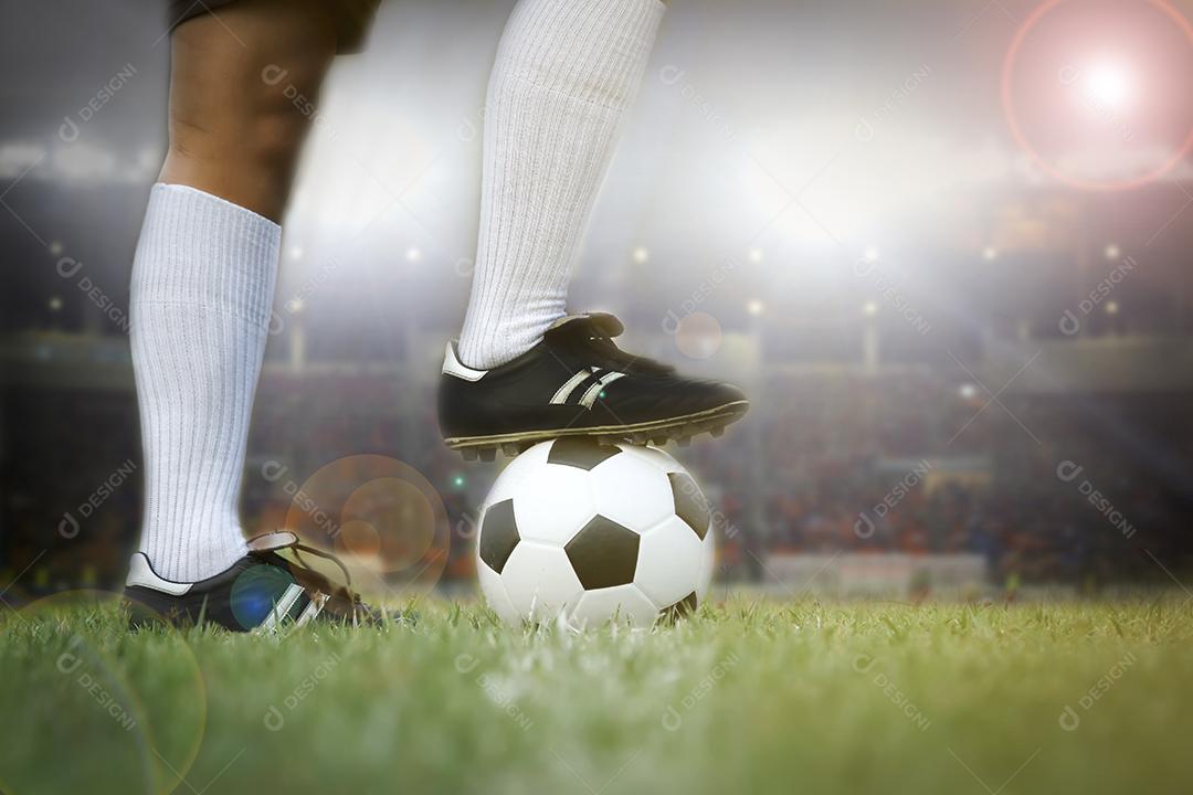 jogador de futebol ou futebol em pé com bola no campo para chutar a bola de futebol