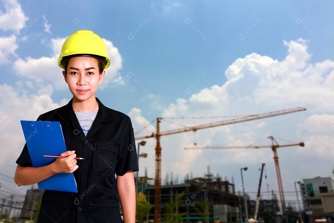 mulher engenheira asiática inspecionando e trabalhando e segurando plantas no canteiro de obras