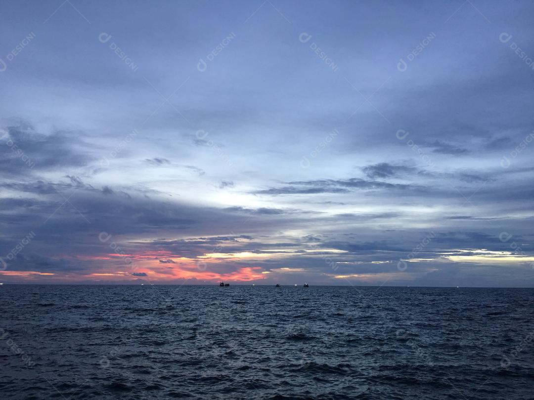 Paisagem mar praia céu limpo por do sol