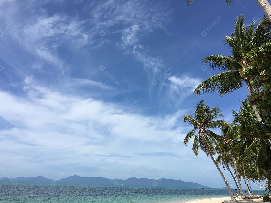 Paisagem praia mar areia céu nublado