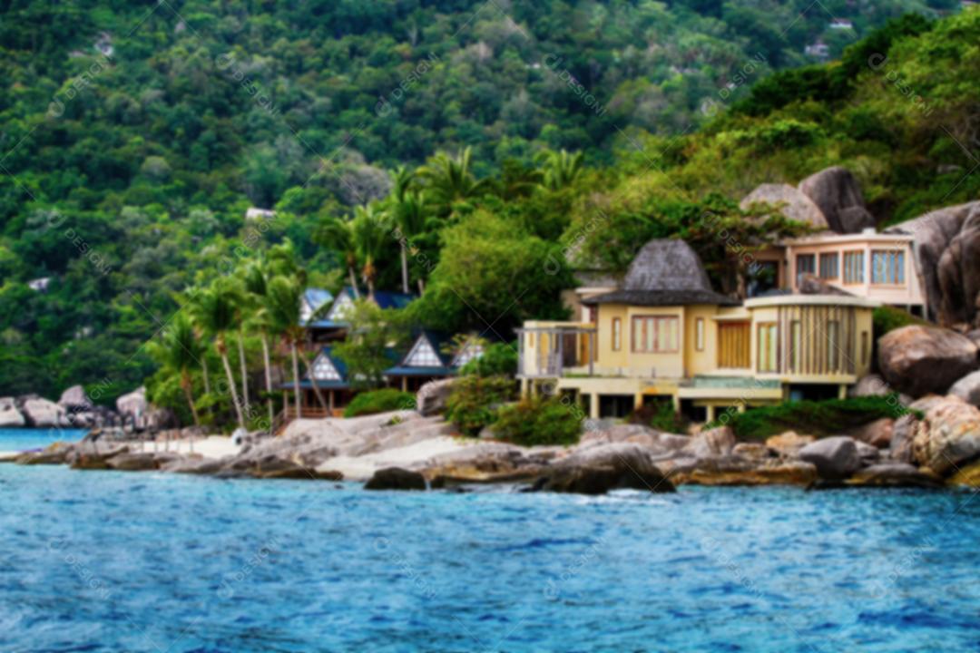 Bluryy de estadia em casa com céu azul perto do mar da Tailândia