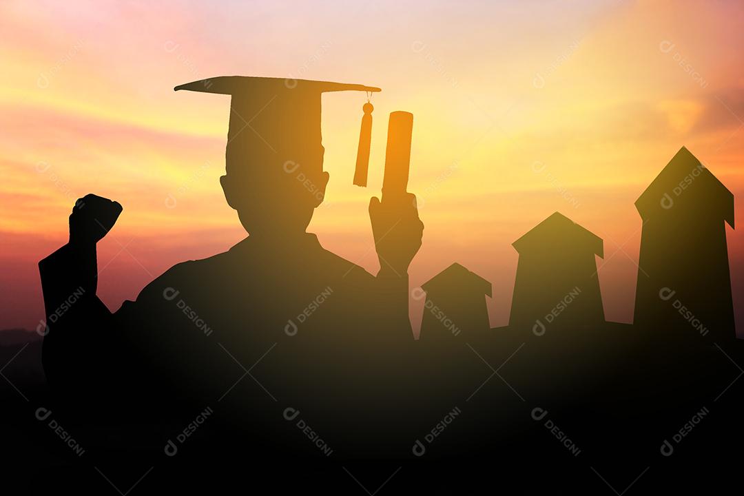 Silhueta de mulheres se formam contra o sol brilhando