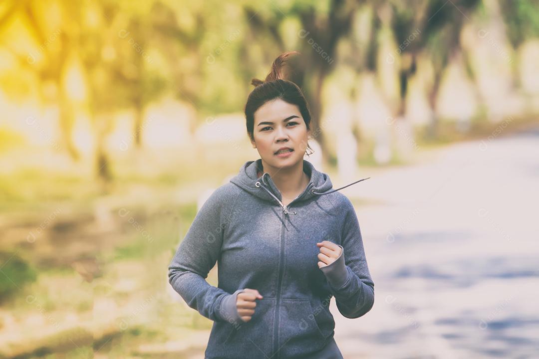 Mulher em execução. Corredor asiático feminino correndo ao ar livre na estrada, tom vintage