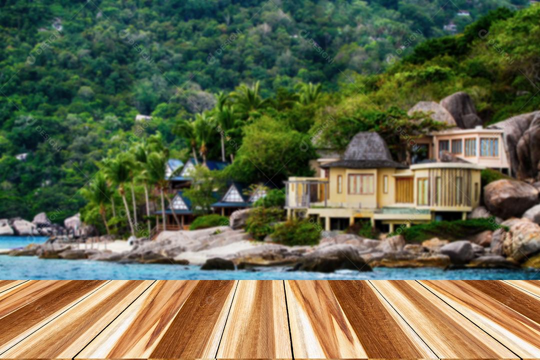 Madeira de perspectiva e madeira superior vazia de casa com céu azul perto do mar da Tailândia