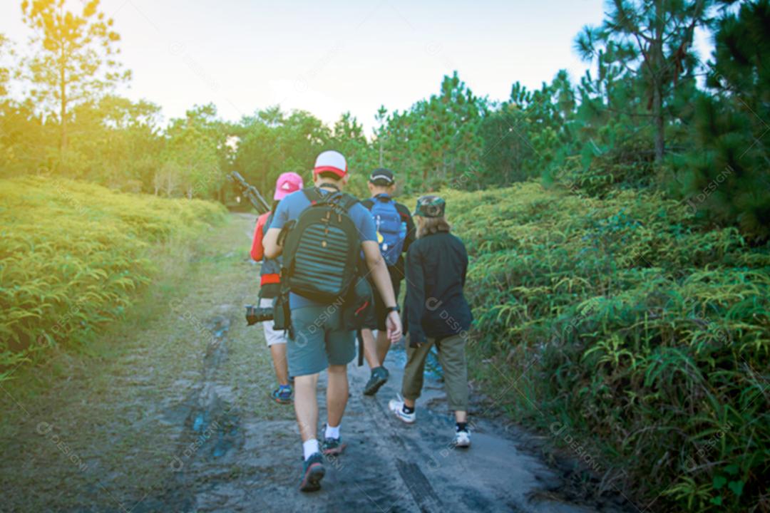 Desfocado de Camping Friendship Walking Backpacker e Camp Forest Adventure Travel Remote Relax Concept