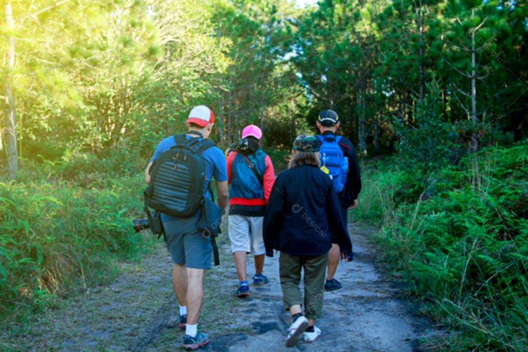 Desfocado de Camping Friendship Walking Backpacker e Camp Forest Adventure Travel Remote Relax Concept