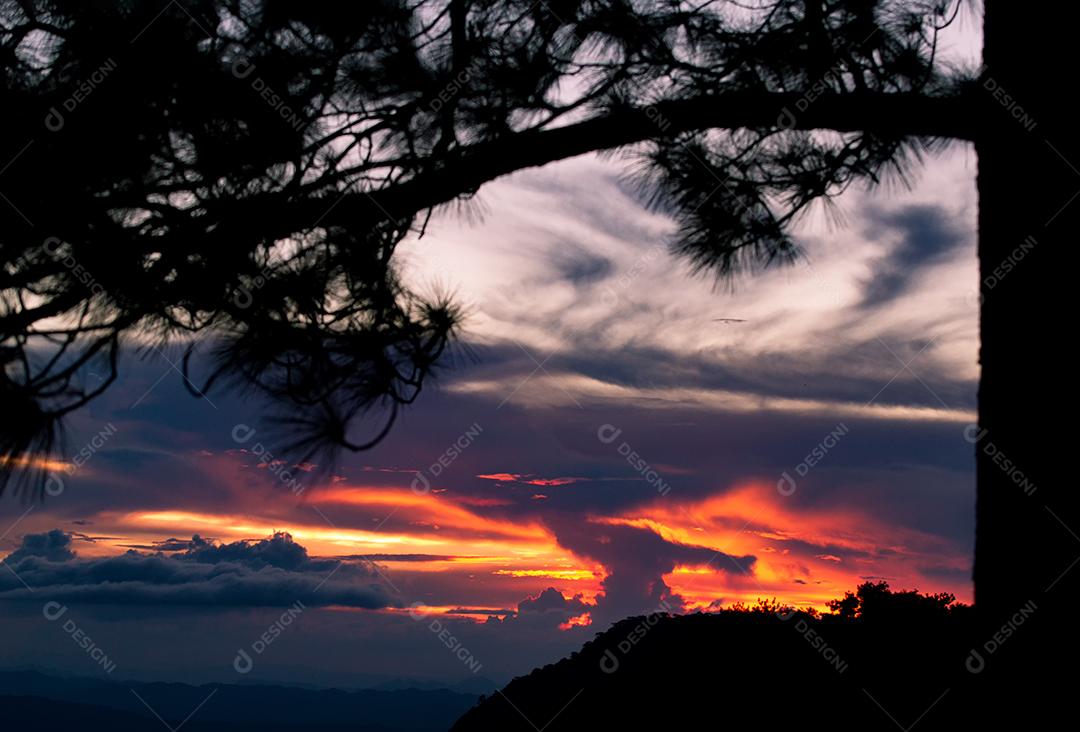 pôr do sol na montanha na tailândia