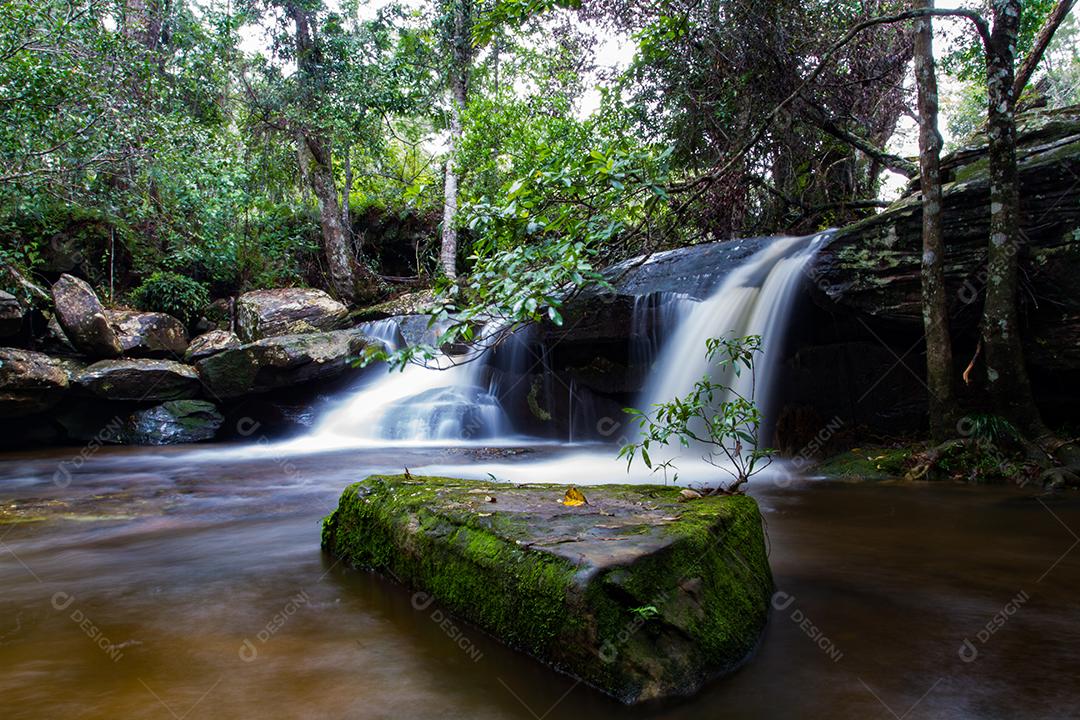cachoeira na floresta profunda na tailândia