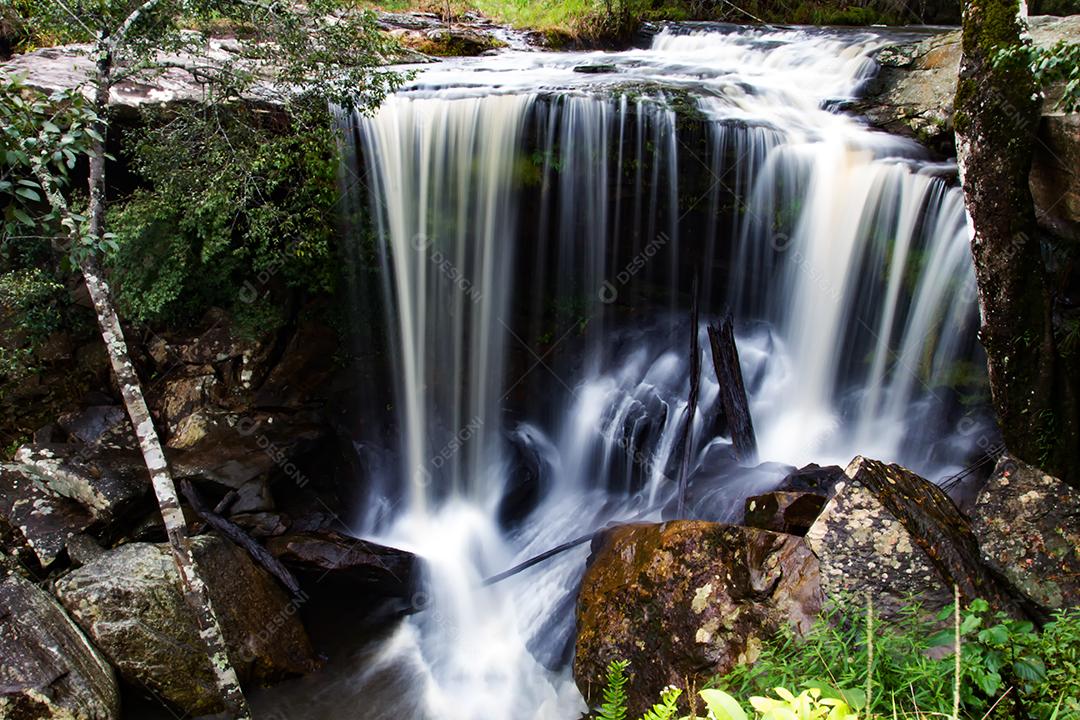 cachoeira na floresta profunda na tailândia