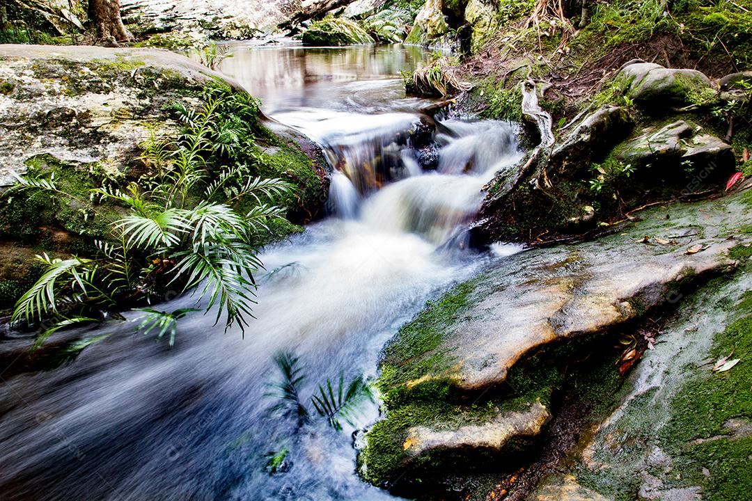 cachoeira na floresta profunda na tailândia