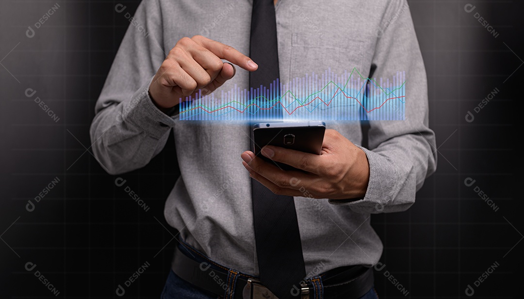 Empresário investindo em ações exibir gráfico de holograma negócios