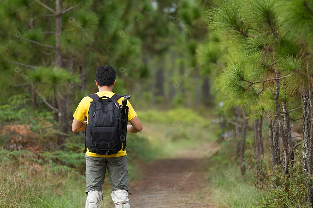 Desfocado de Camping Friendship Walking Backpacker e Camp Forest Adventure Travel Remote Relax Concept