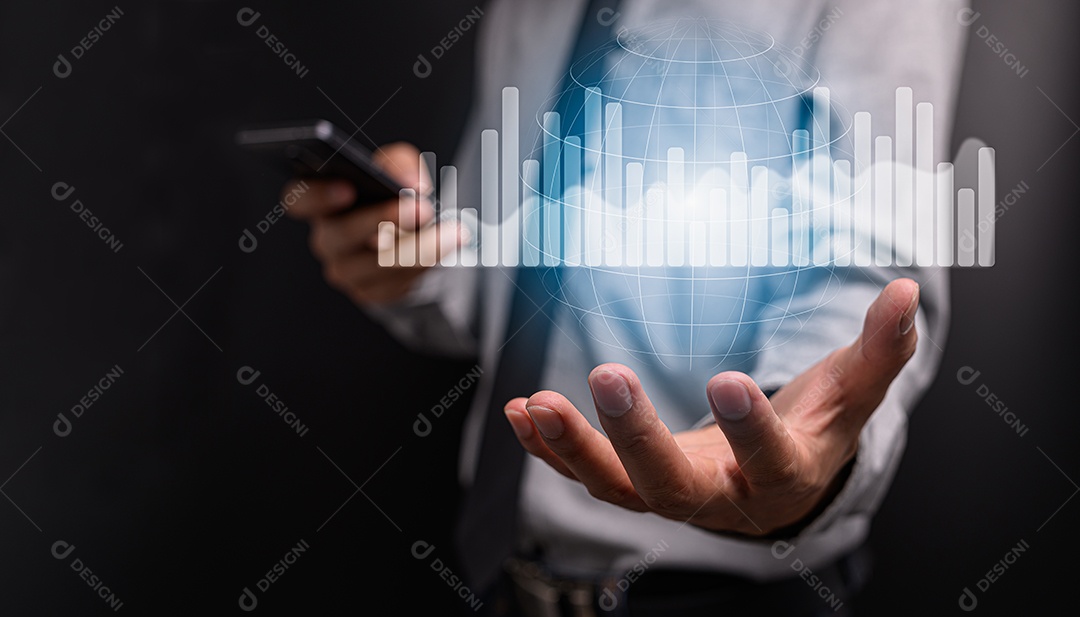 Empresário investindo em ações exibir gráfico de holograma negócios