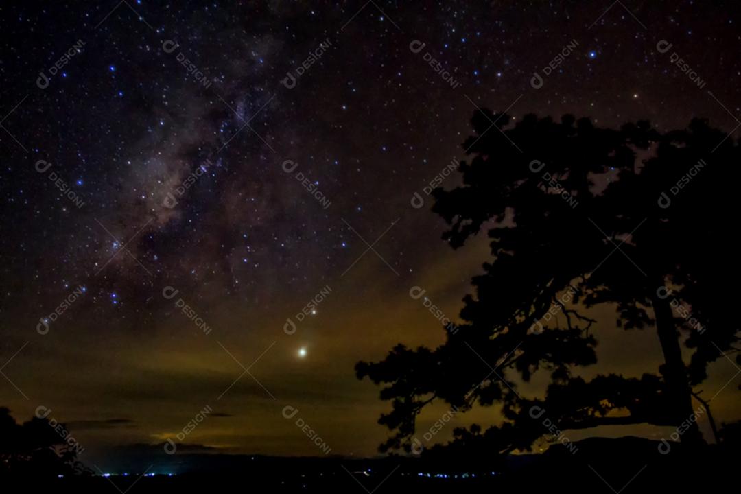 Fotografia embaçada e de longa exposição com ganho da galáxia Via Láctea na noite escura na tailândia