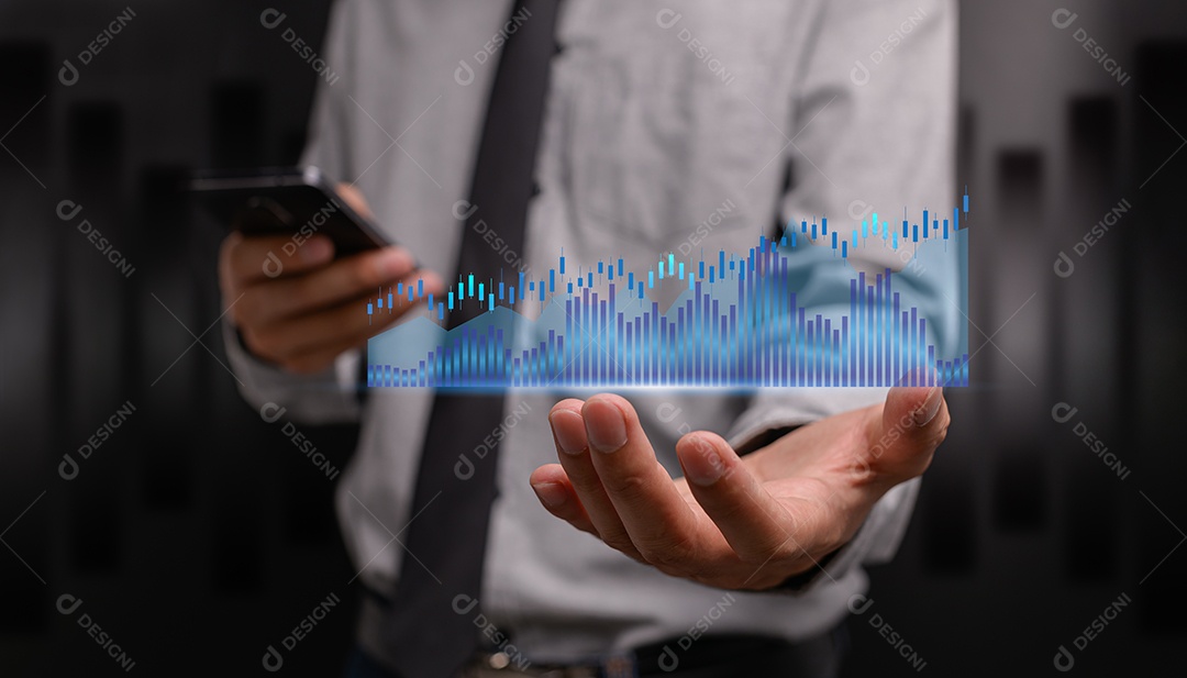 Empresário investindo em ações exibir gráfico de holograma negócios