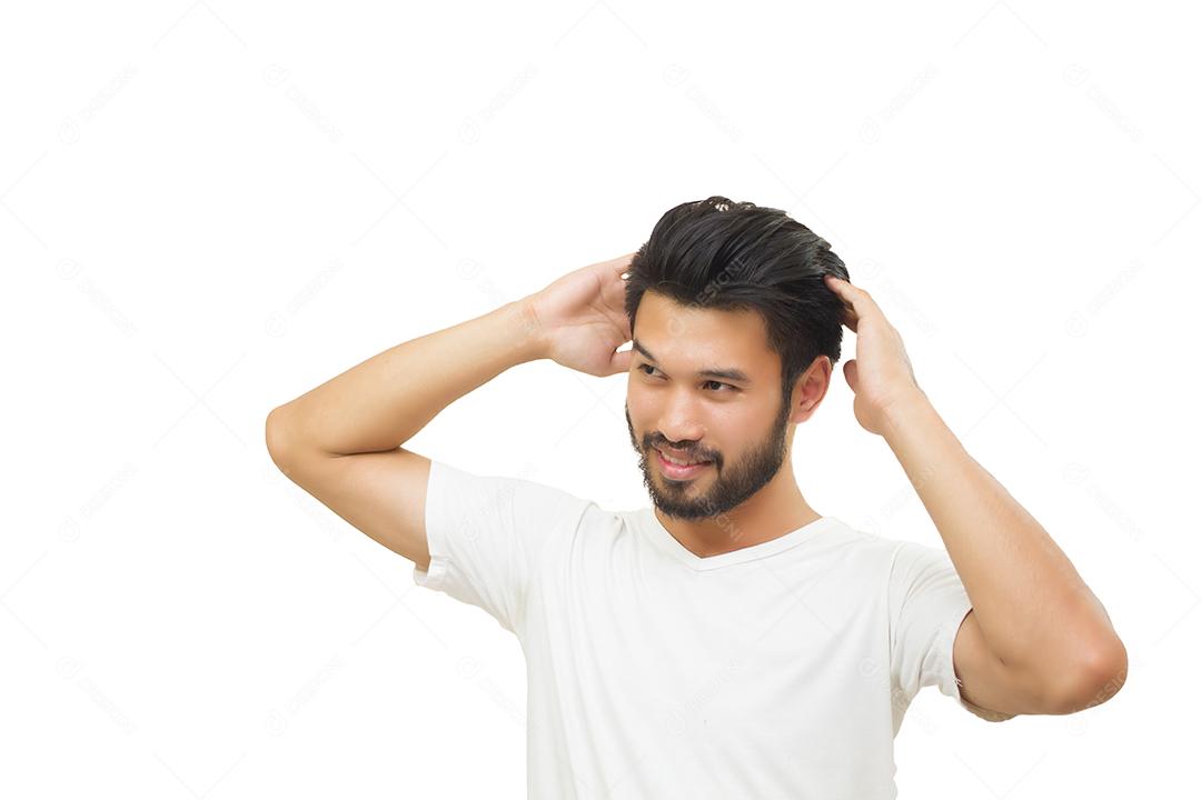 Homem bonito asiático com bigode, sorrindo e rindo e cabelo definido, foco suave