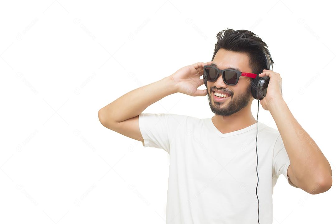 Homem bonito asiático com bigode, sorrindo e rindo ouve música com fones de ouvido isolados em fundo branco