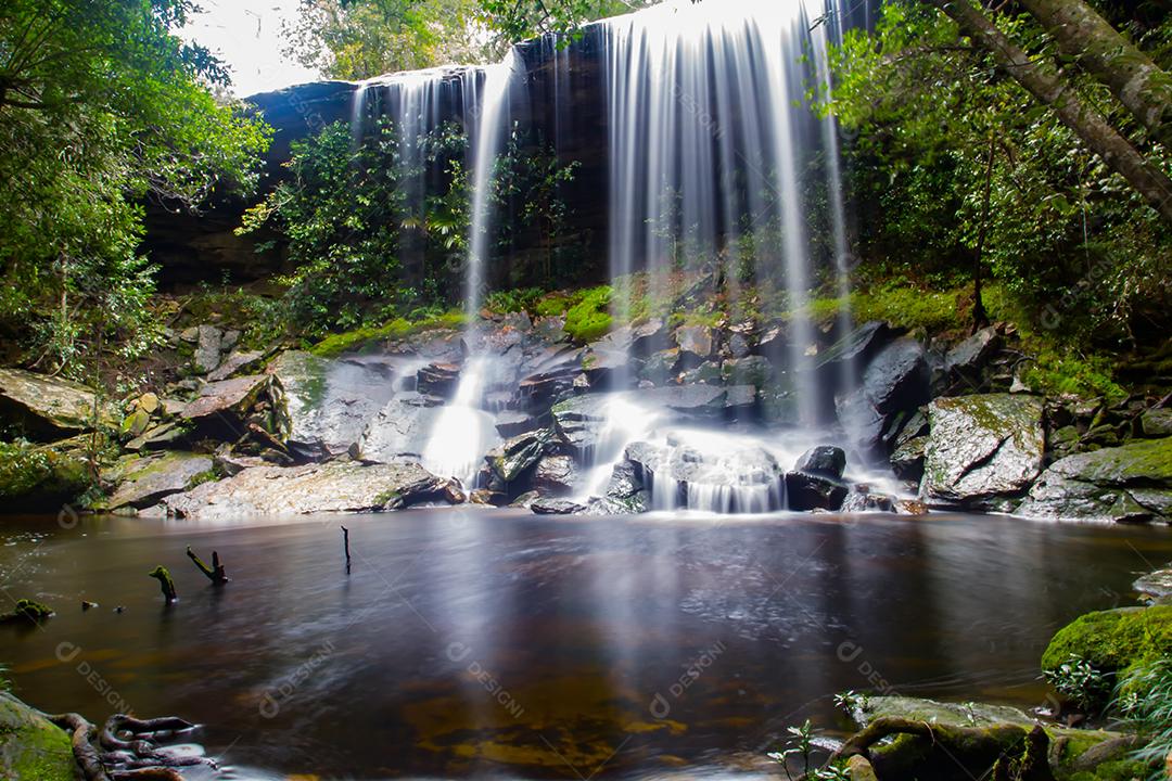 cachoeira na floresta profunda na tailândia