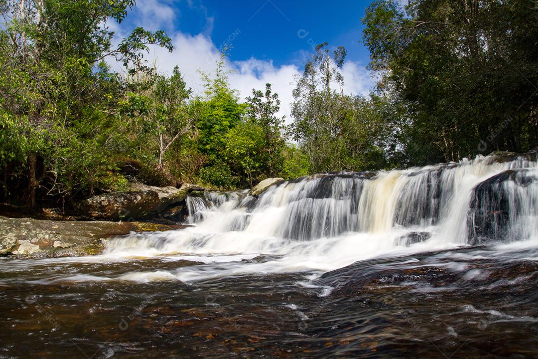 cachoeira na floresta profunda na tailândia