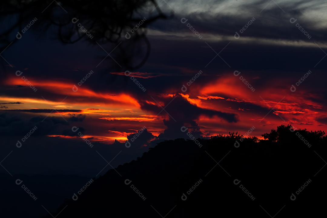 pôr do sol na montanha na tailândia