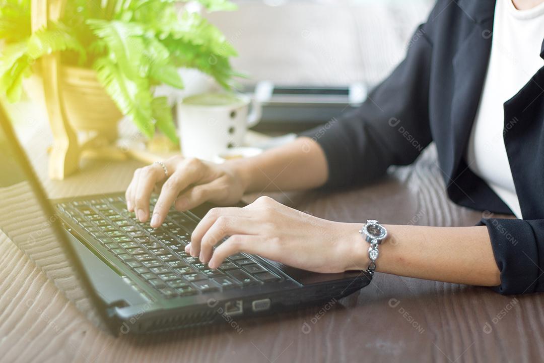 Mulheres de negócios asiáticos usando notebook para trabalhar, foco suave
