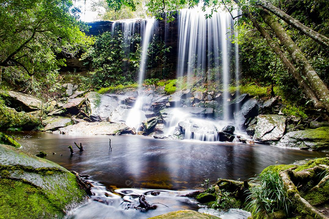 cachoeira na floresta profunda na tailândia