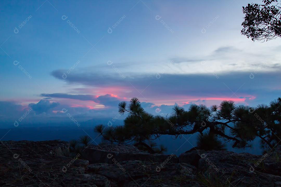pôr do sol na montanha na tailândia