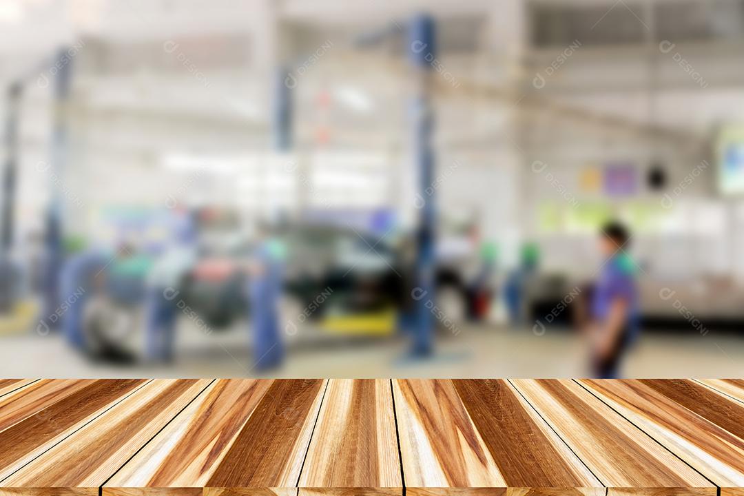 Madeira de perspectiva e madeira superior vazia de carros em elevadores em pequena estação de serviço para fundo