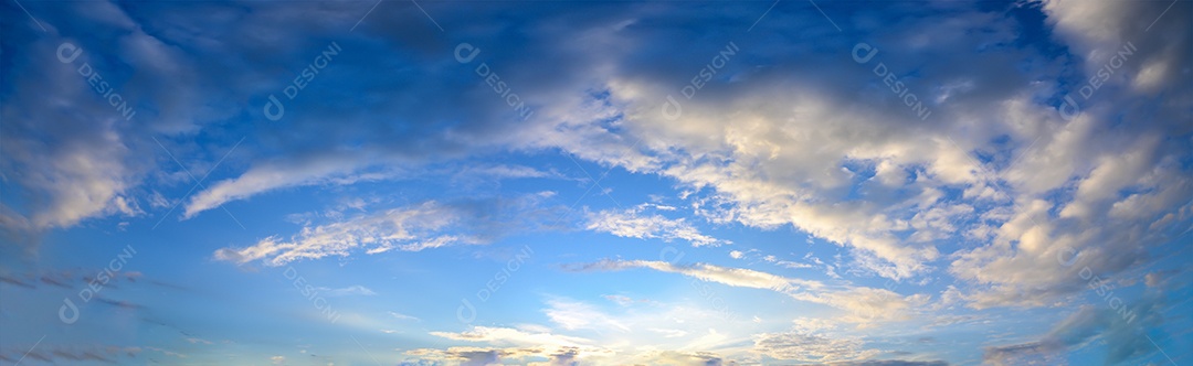 Panorama do céu e nuvens à noite
