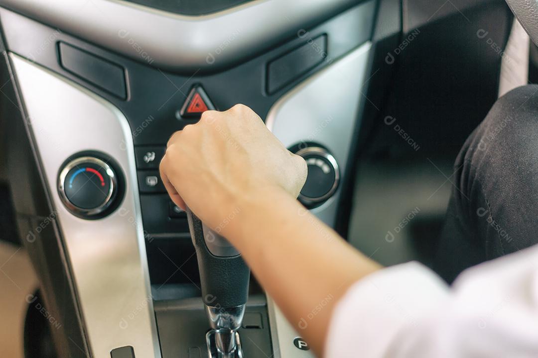 A mão da mulher está prestes a entrar em marcha na mão