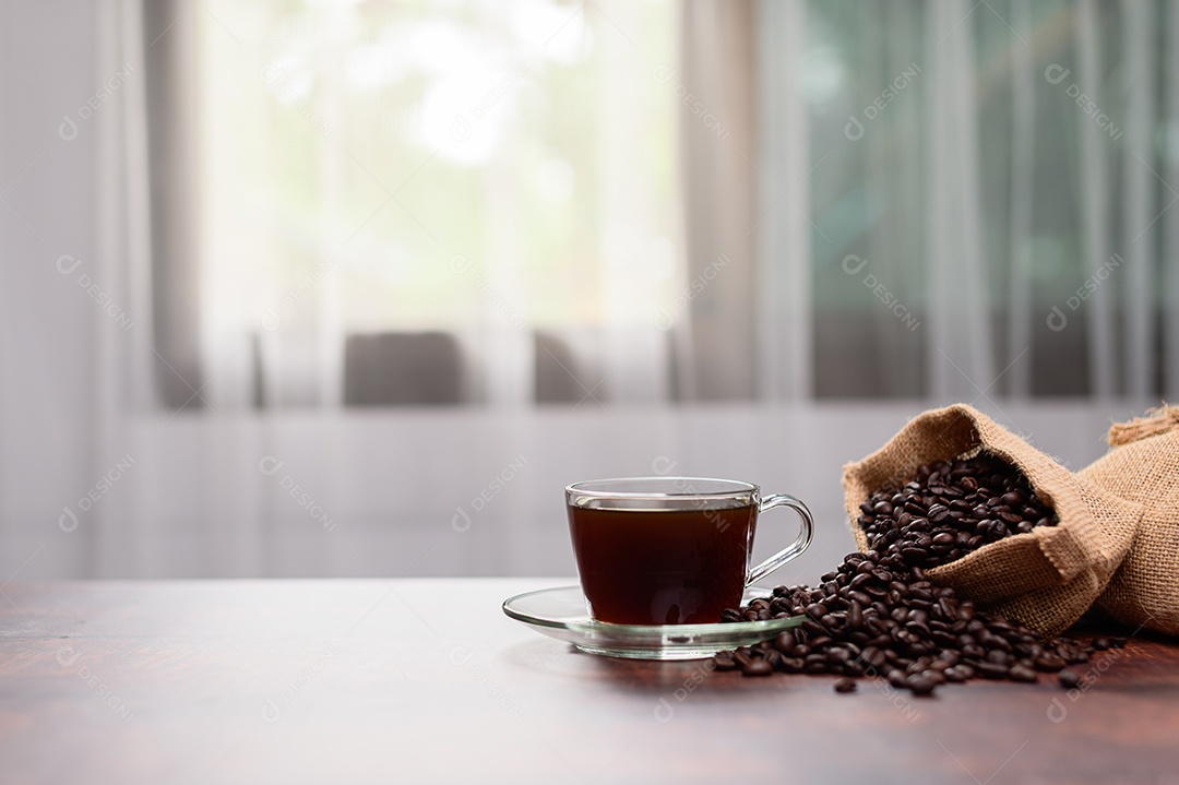 Canecas de café e grãos de café fornecem energia