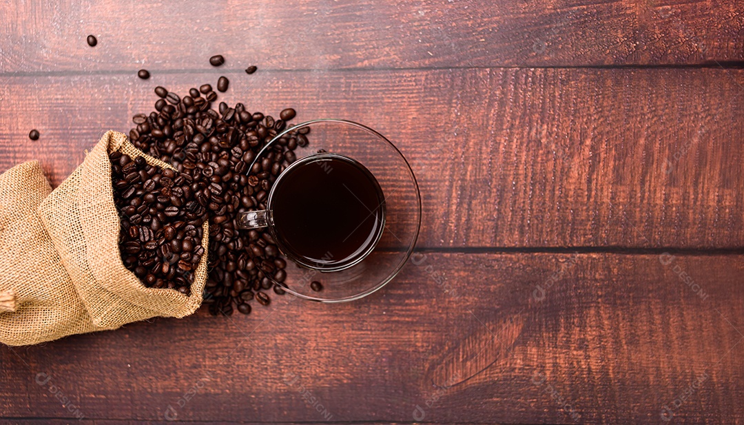 Canecas de café e grãos de café fornecem energia