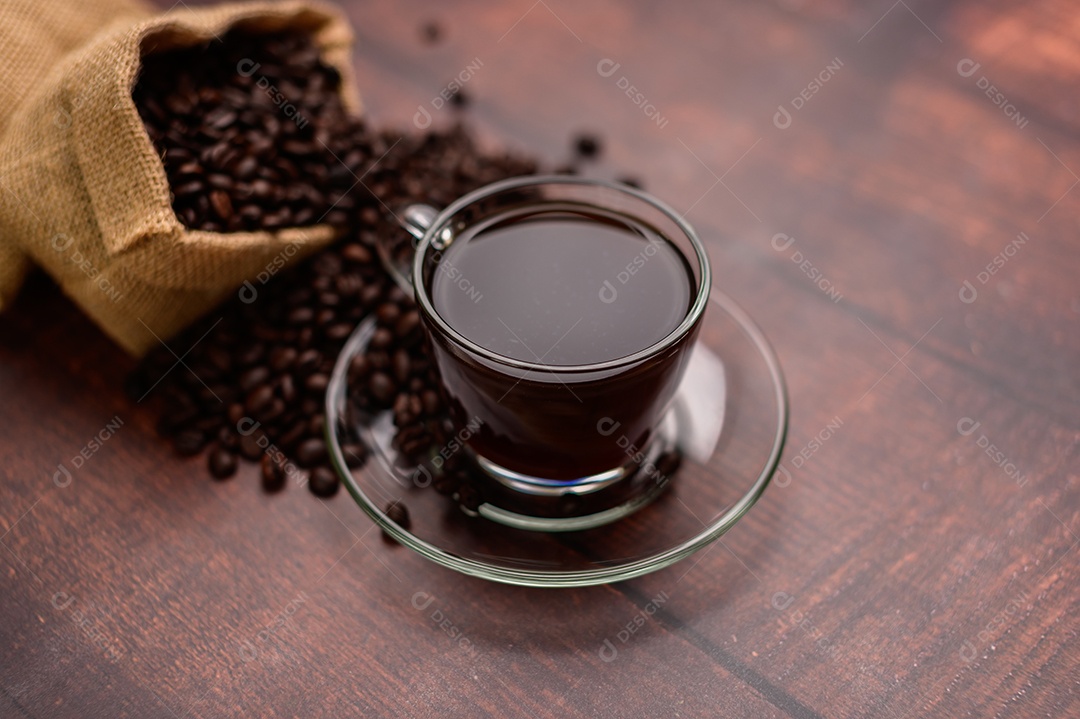 Canecas de café e grãos de café fornecem energia