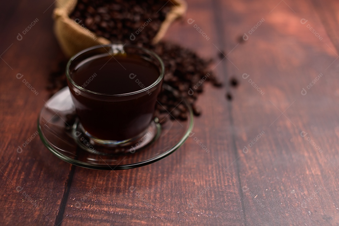 Canecas de café e grãos de café fornecem energia