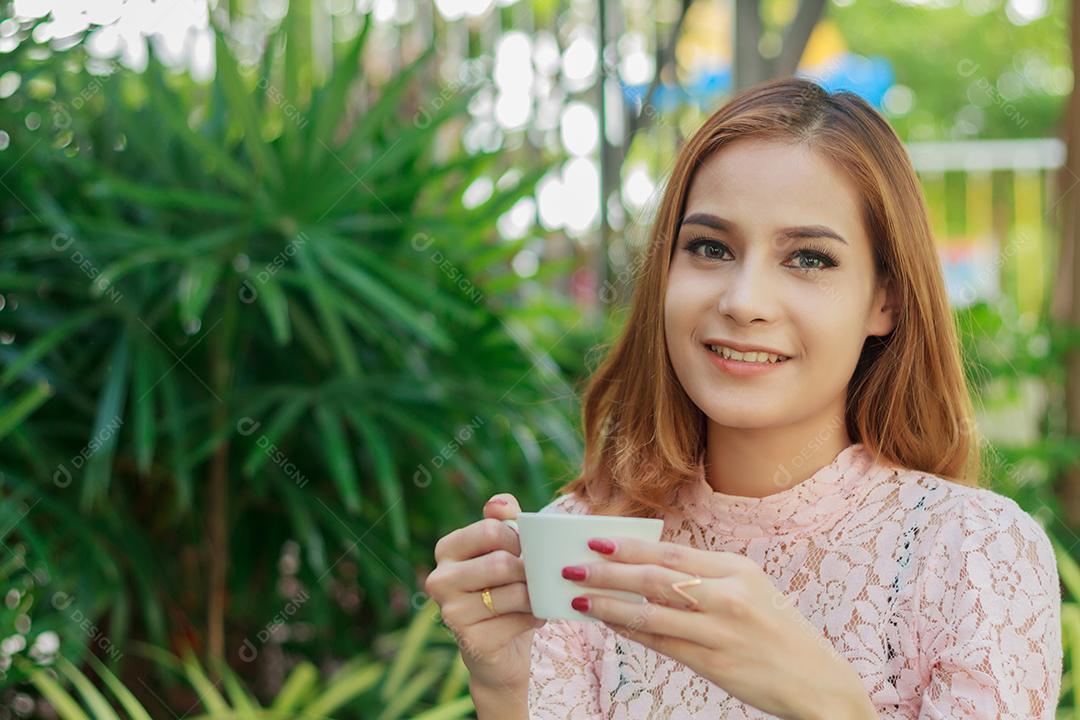 Mulher de negócios asiática bebendo café e mulheres de negócios sorrindo felizes por trabalhar