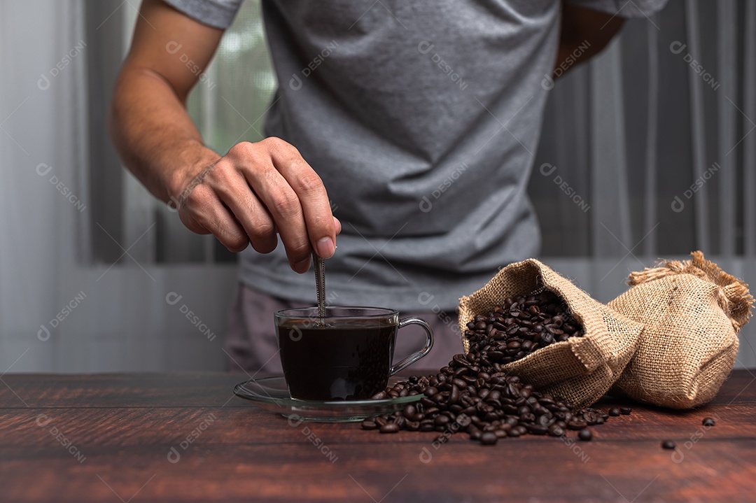 Mão fazendo bebida de café para energia