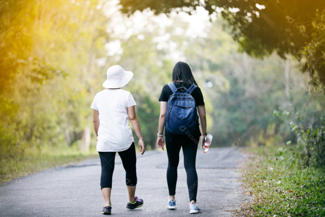 Acampamento Amizade Caminhando Mochileiro e Floresta Aventura Viajar Conceito de Relaxamento Remoto