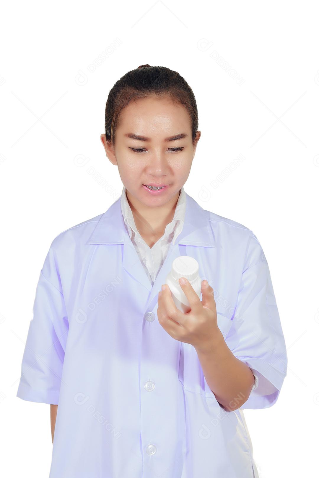 mão do médico segurando o frasco de remédio no armário de remédios e loja de remédios e farmácia