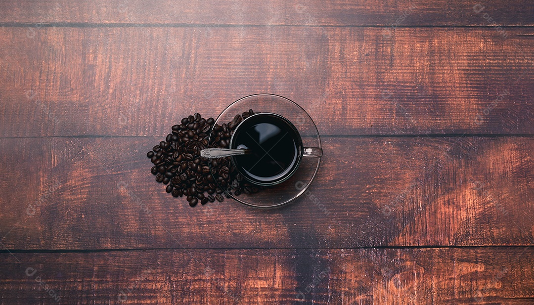 Canecas de café e grãos de café fornecem energia