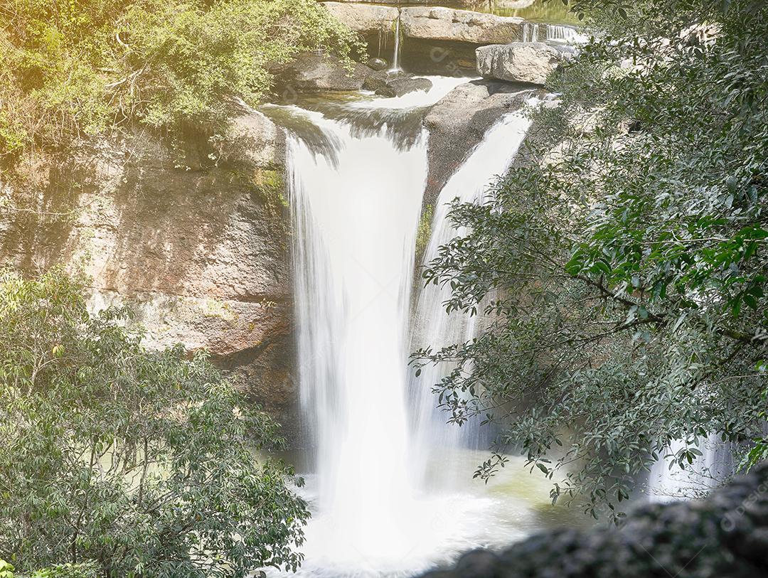 Cachoeira Haew Suwat na floresta profunda no Parque Nacional Khao Yai, Tailândia