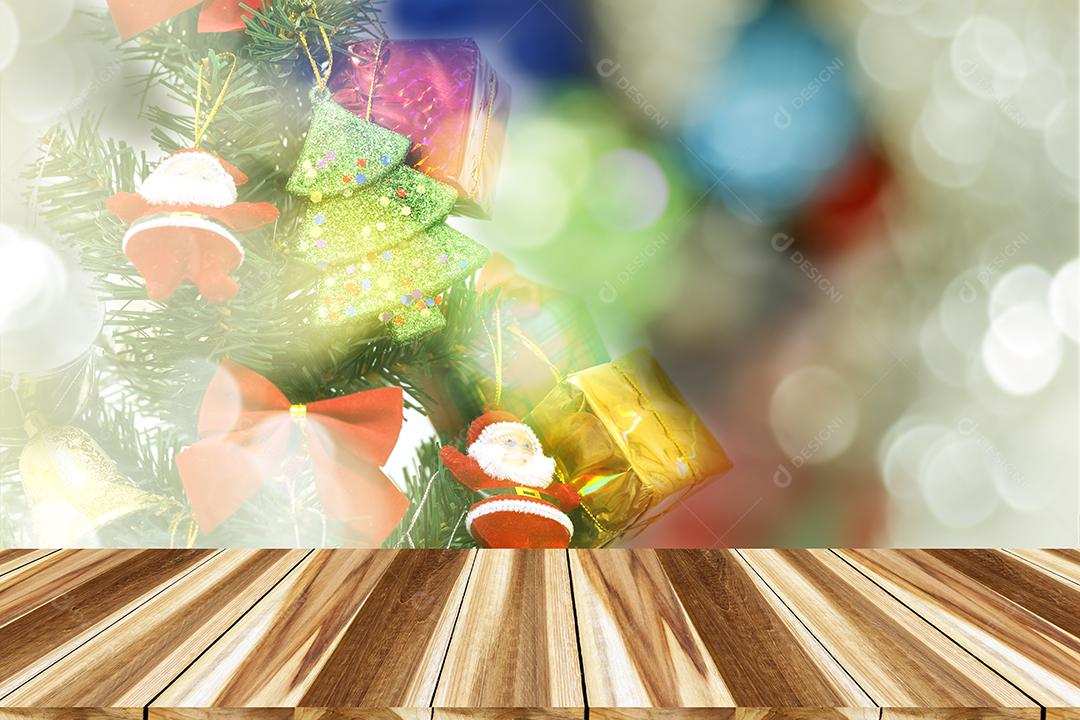 Tampo vazio da mesa ou balcão de madeira na cor dourada do bokeh circular abstrato e fundo da árvore de Natal para exibição do produto