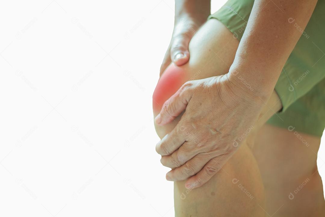 Mulheres asiáticas idosas a lesões no joelho isoladas no fundo branco